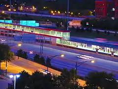 Vue sur la station Sox–35th et la Dan Ryan Expressway de nuit.