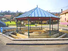 Fontaine-lavoir, devant l'église de Soye.