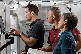 Thomas Pesquet, Oleg Novitski et Peggy Whitson s'entraînant à un départ de feu dans la Station spatiale internationale (ISS).