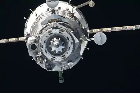 Les antennes du système Kours ainsi que le système d'amarrage sonde-cône sont bien visible sur le module orbital de ce vaisseau Soyouz TMA sur le point de s'amarrer à la station spatiale internationale