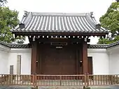 Un sanmon de rang inférieur au Sozen-ji d'Osaka.