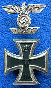 Une croix de fer 1914 de 1re classe avec l'agrafe « 1939 ».