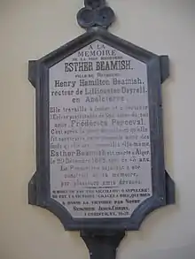 Stèle à la mémoire d'Esther Beamish, scellée dans l'enrtée de la nef