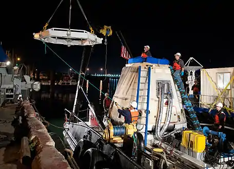 La capsule sur le bateau de récupération après son retour sur Terre.