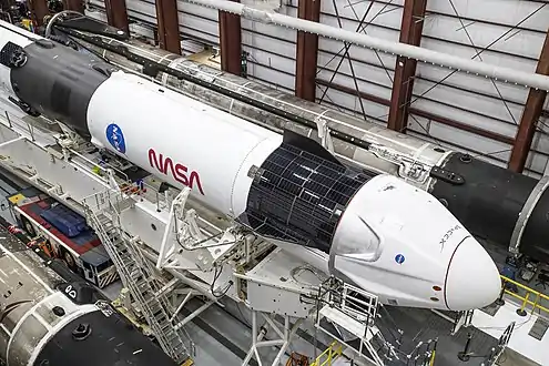 Vaisseau et fusée Falcon 9  de la mission SpaceX Crew-1 dans le bâtiment d'assemblage.