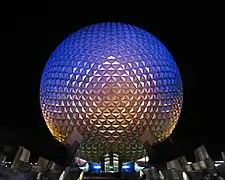 Dôme géodésique Spaceship Earth d'Epcot en Floride, composé de 11 324 tuiles.