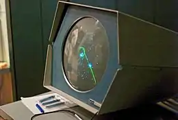 Photographie d'un vieil écran circulaire où des traits et points bleus sont visibles.