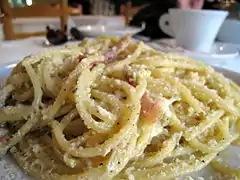 Spaghetti alla carbonara : guanciale, œufs, fromage de brebis et poivre.