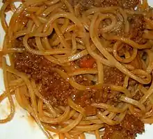 Spaghettis épais, avec sauce tomate