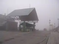 Vue d’un poste de police dans le brouillard.