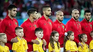 Le Maroc pendant l'hymne nationale. Amrabat deuxième à droite.