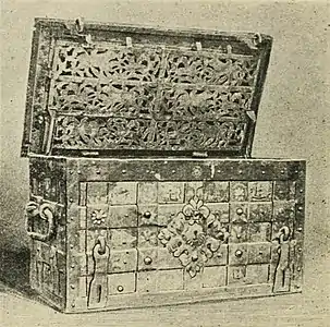 Un coffre, considéré comme une récupération ancienne depuis l'épave