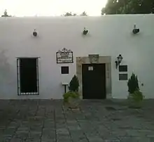 Vue de l'entrée d'un bâtiment blanc