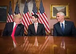 Le président élu Trump et le vice-président élu Pence avec le président de la Chambre des représentants des États-Unis, le républicain Paul Ryan, le 10 novembre 2016.
