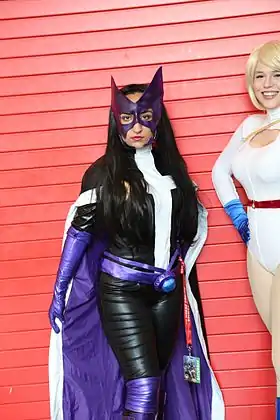 Cosplay de Helena Bertinelli dans son costume de Huntress