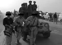 Trois membres des Special Forces posant avec des combattants afghans, le 10 novembre 2001 après la bataille de Mazar-e-Charif.