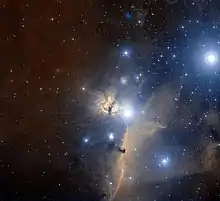 Spectaculaire image de la région entourant la nébuleuse de la Flamme. La célèbre nébuleuse de la Tête de Cheval est située à proximité de NGC 2024.