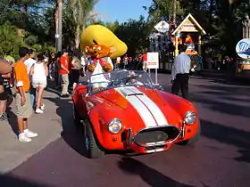 Speedy Gonzales et sa voiture (une AC Cobra) en parade au parc d'attractions Six Flags Magic Mountain de Los Angeles (2007).