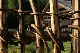 Exemple de clôture entièrement construite à partir de bois, sans clous ni cordes, dans le Vorarlberg (Autriche).