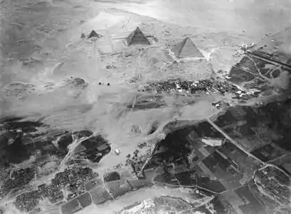 Les pyramides de Gizeh, en Égypte. De gauche à droite : Mykérinos, Khéphren et Khéops. Photographie prise depuis un ballon flottant à 600 mètres d'altitude.