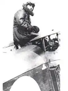 Spencer B. Horn en tenue de vol, en train de monter dans un biplan de la Première Guerre Mondiale