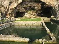 Grotte aménagée à l'arrière-plan, bassin-vivier et triclinium