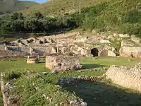 Vestiges des casernes et écuries vus du côté des bassins-viviers