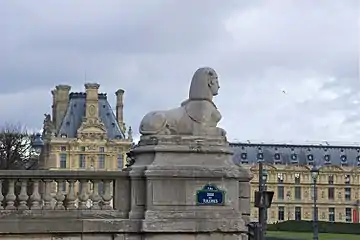 La statue de profil (avant le renommage du quai).