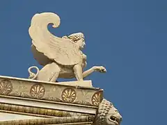 Détail d'un acrotère de la façade sous la forme d'une sphinge.