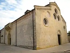 Vue sur la façade de la cathédrale Sainte-Marie-Majeure, située à Spilimbergo.