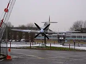 Supermarine Spitfire exposé devant l'entrée de la RAF Uxbridge.
