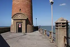 2008 - La porte et son parvis, sur lequel sont disposés des spots permettant d'illuminer le bâtiment.