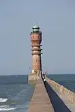 2008 - Le phare bordé des deux côtés par la mer.