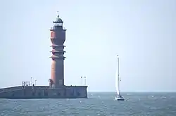 2008 - Le phare sur son promontoire (musoir) côté Est.