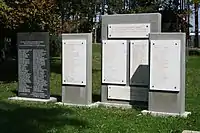 Autres plaques dans le cimetière.