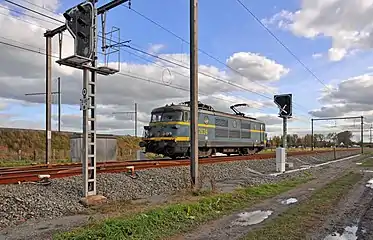 La ligne 51A aux environs de Lissewege. À gauche: le talus de la ligne 51B/1, dite "Bocht van Ter Doest". La locomotive n° 2634 retourne de Zeebrugge en direction de Bruges.