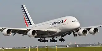 Un Airbus A380 d'Air France atterrissant sur les pistes sud à Roissy