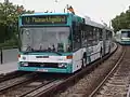 Bus Guidés partageant l'alignement du tram sur une courte distance à Mannheim (Allemagne) - 2003.