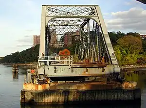 L'extrémité Bronx du pont Spuyten Duyvil lorsque la partie pivotante est ouverte.