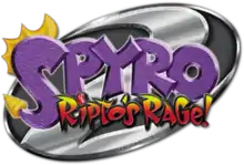 Logo américain du jeu. Sur un ovale oblique gris est écrit Spyro en violet, avec un S portant des écailles et une queue de dragon. Au-dessous, est inscrit en rouge Ripto's Rage!.
