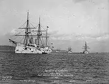Photographie de quatre navires blancs dont les gréements ne portent pas de voiles
