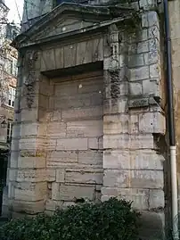 La fontaine (dite des Guillemites) de 1719 remontée en 1929.