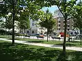 Vue du square et de la rue Ernest-Lavisse au fond.