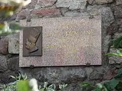 Plaque du square Alexandre-Dumaine, en face du restaurant.