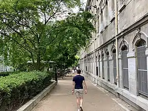 Allée longeant le lycée Jacques-Decour.