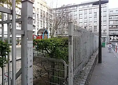 Vue du square depuis la rue Robert-Blache.