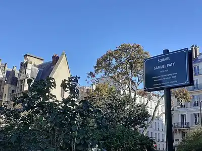 Plaque du square. En arrière-plan, le musée de Cluny.