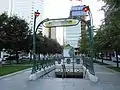 L'entrée de la station Square-Victoria–OACI, clin d’œil au métro parisien.