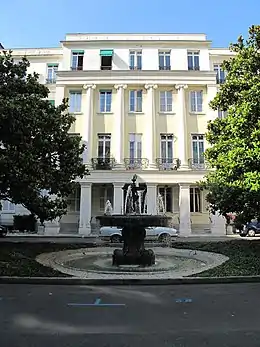 Le square d'Orléans à Paris, avec le fontaine de Ducel.