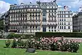 Rosiers plantés par la Première dame Anne-Aymone Giscard d'Estaing en 1975 en mémoire des déportées de Ravensbrück.